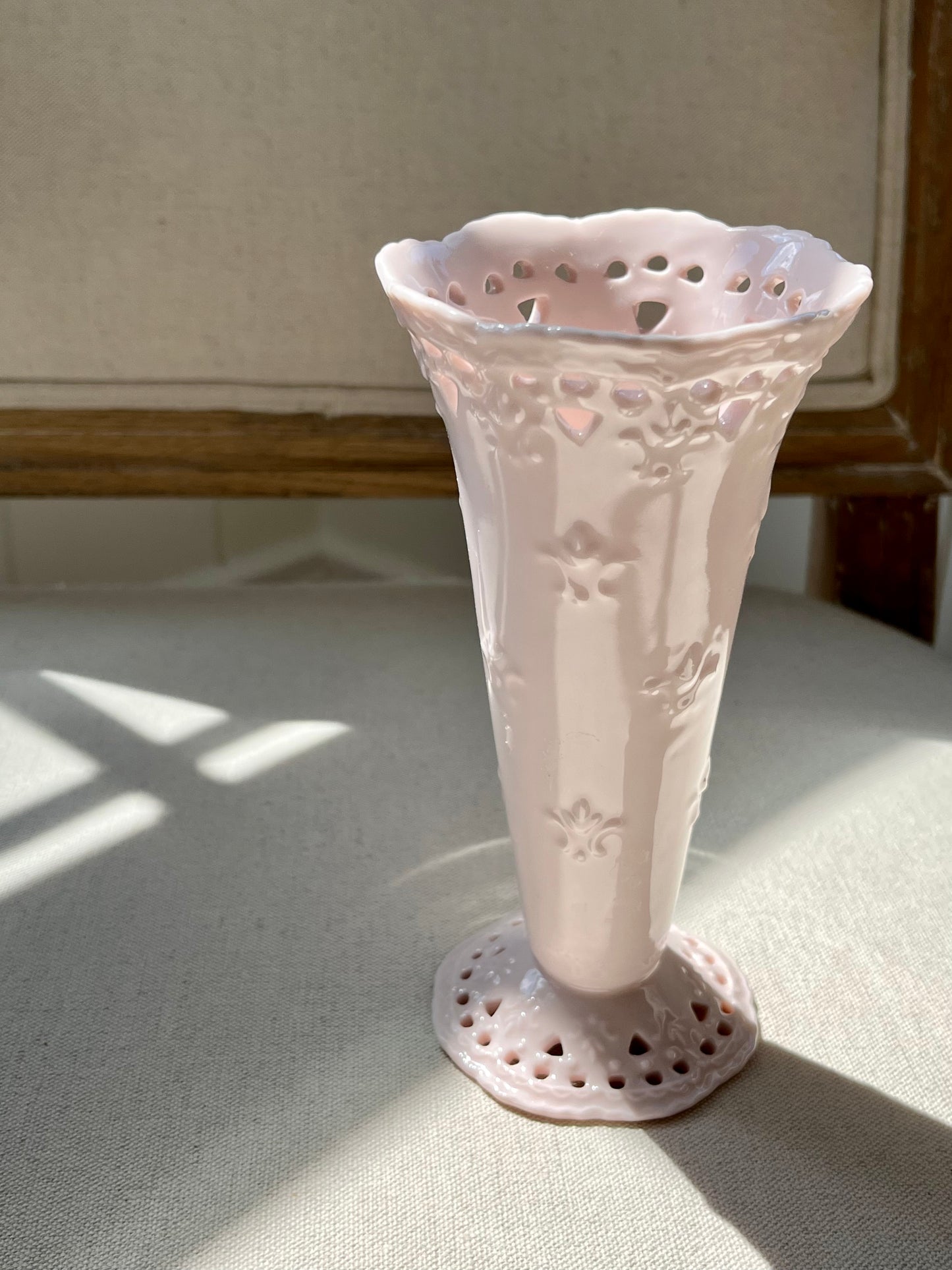 (vintage) lace ceramic vase